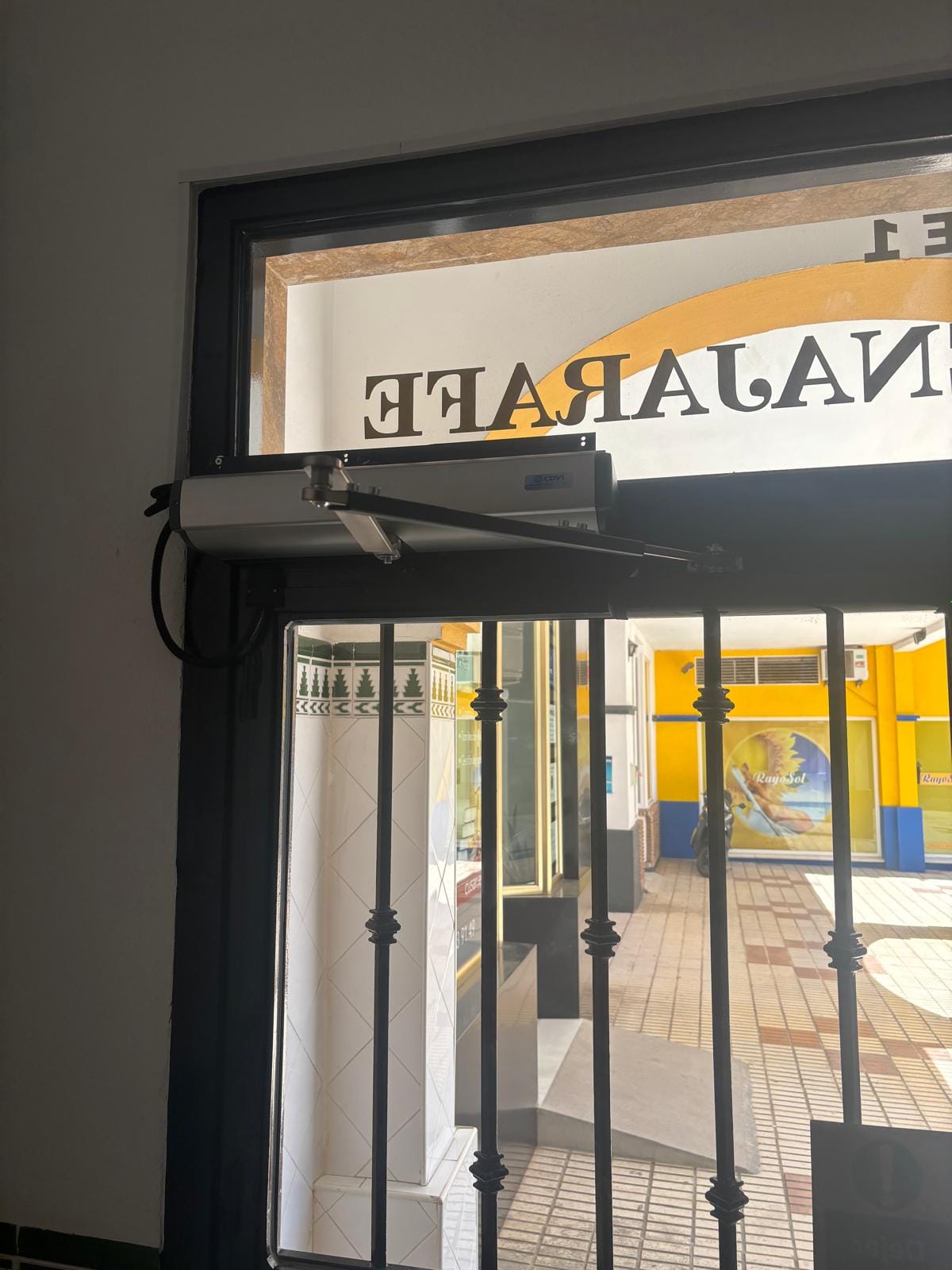 Motor para puerta automática de portal en Málaga