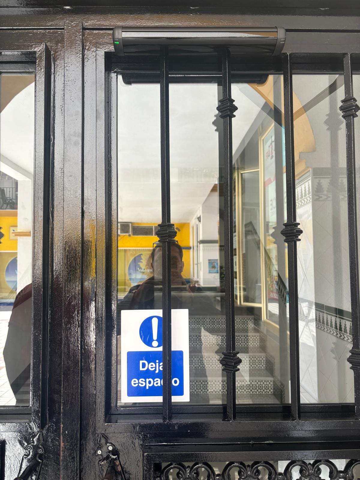 Puerta comunitaria automatizada en Málaga